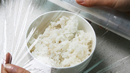 為什么有些保鮮膜包產(chǎn)品后感覺有霧氣？